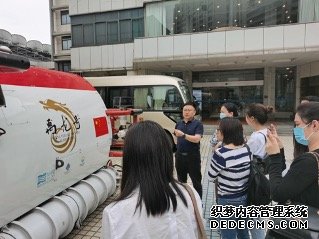 向衍向记者介绍“禹龙”号大坝深水检测潜水器。水利部供图