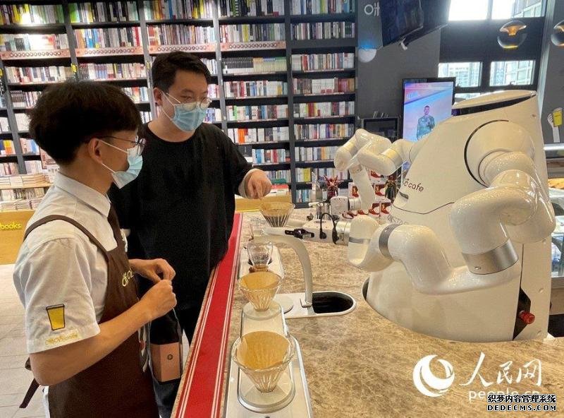 服务机器人商用成现实90后小伙教“徒弟”冲咖啡