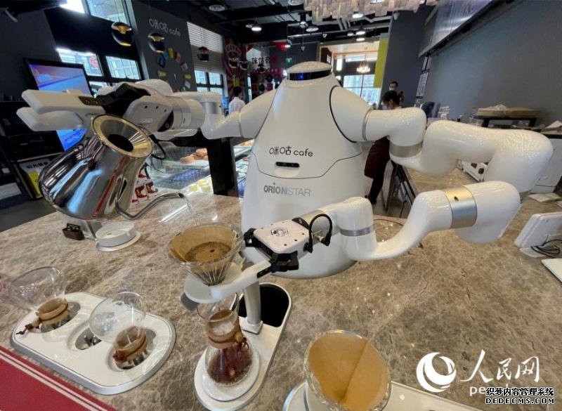 服务机器人商用成现实90后小伙教“徒弟”冲咖啡