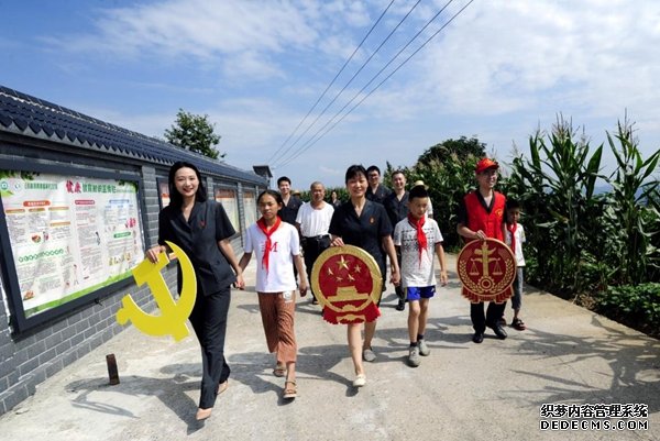 谱写中国故事最美篇章读懂全面建成小康社会的政治“密码”