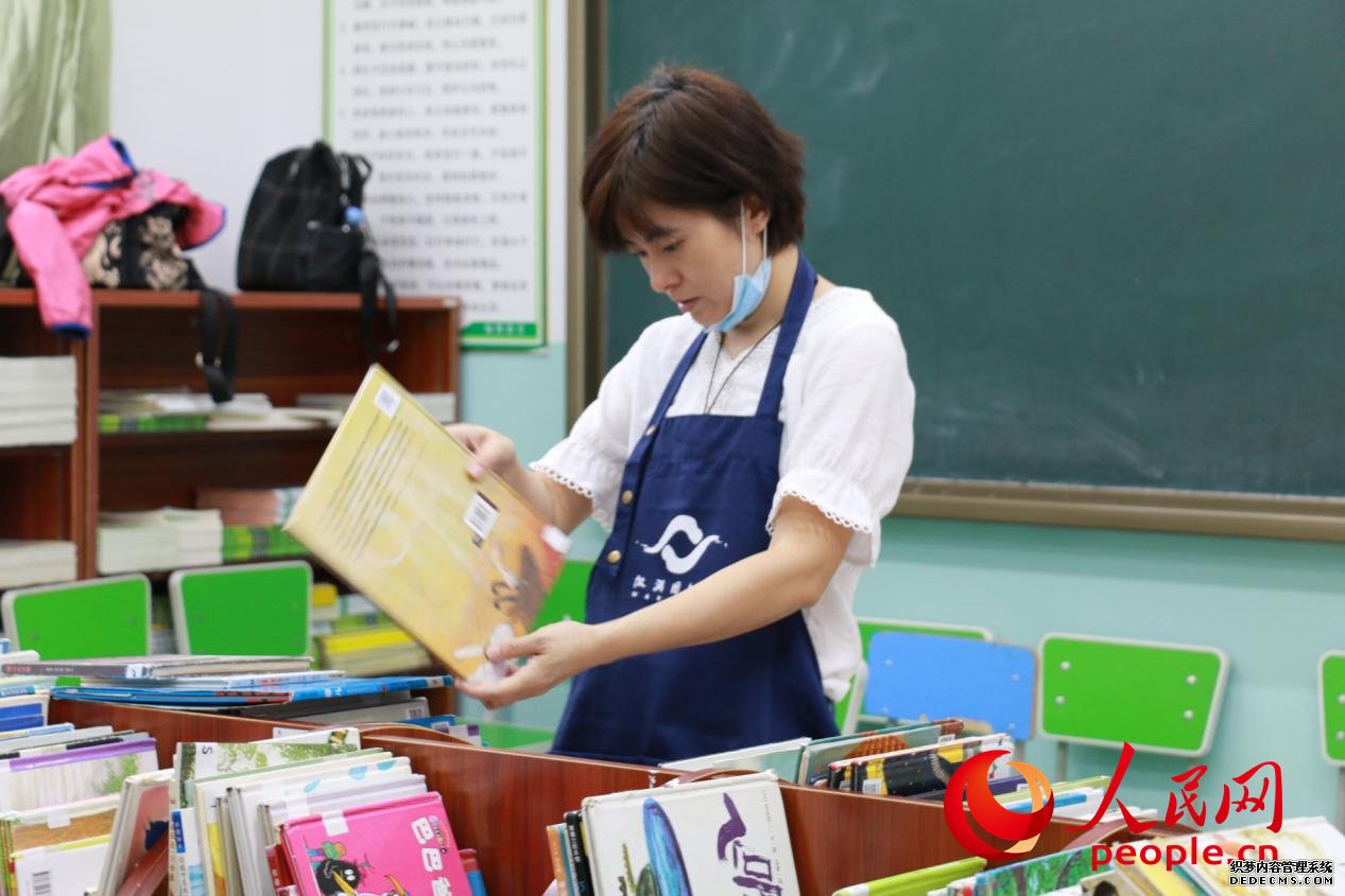 首都女新闻工作者协会向北京昌平硕博学校捐赠图书