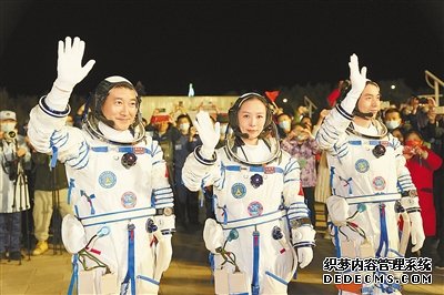 九霄逐梦神舟再问天