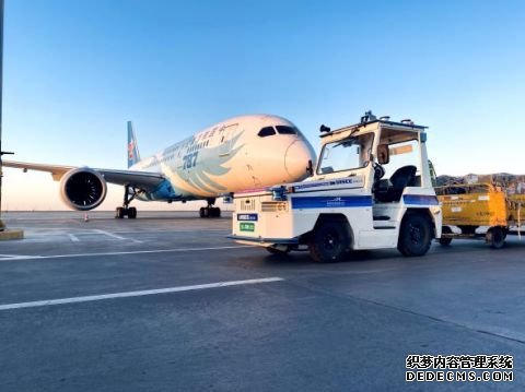 驭势科技无人驾驶行李车在乌鲁木齐国际机场正式投入货邮转运工作
