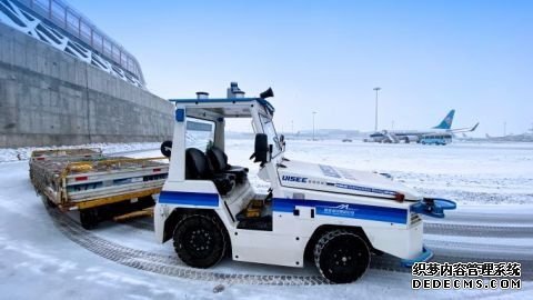 驭势科技无人驾驶行李车在乌鲁木齐国际机场正式投入货邮转运工作