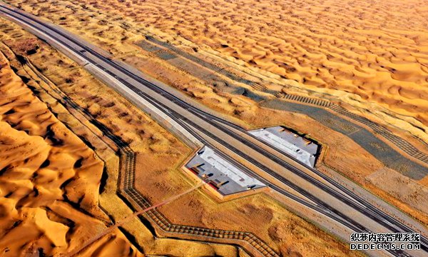 横贯腾格里沙漠腹地宁夏首条沙漠公路通车