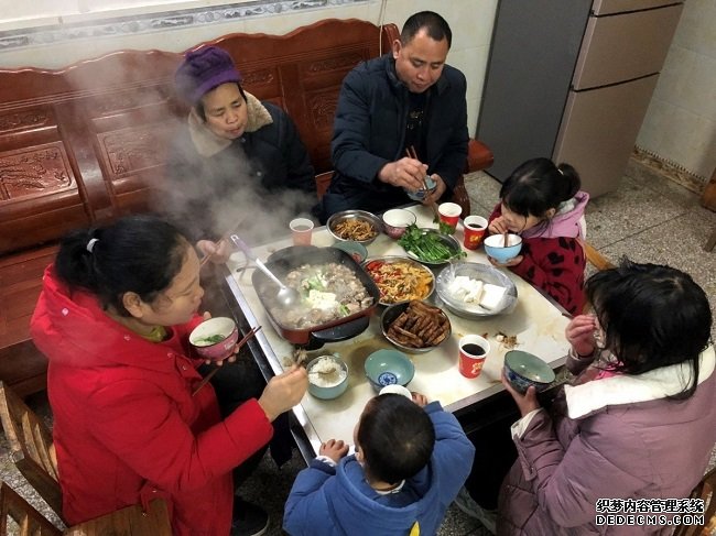 乡亲们的年夜饭越吃越美