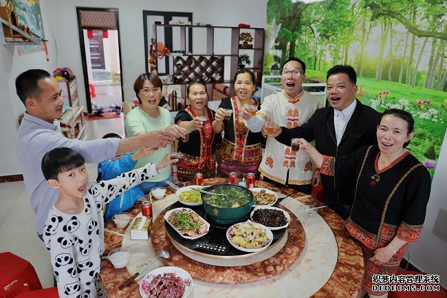 乡亲们的年夜饭越吃越美