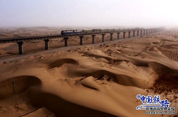 新疆和若铁路通过动态验收“死亡之海”将建成铁路环线