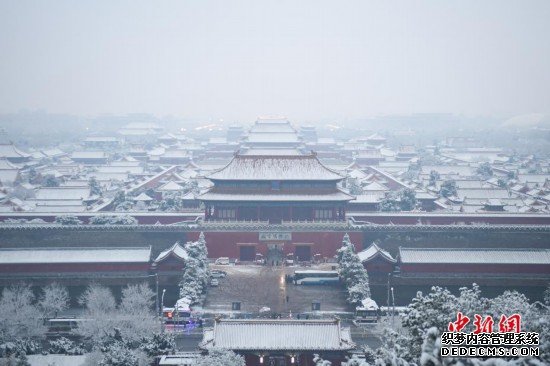 北京持续降春雪民众雪中观景