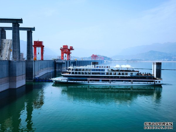 充电一次续航百公里全球载电量最大的纯电动游轮“长江三峡1”号首航