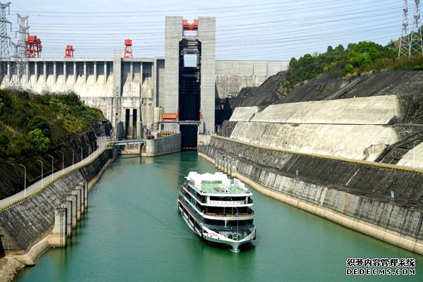 充电一次续航百公里全球载电量最大的纯电动游轮“长江三峡1”号首航