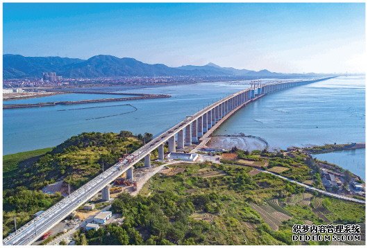 新建福厦铁路湄洲湾跨海大桥无砟轨道施工完成