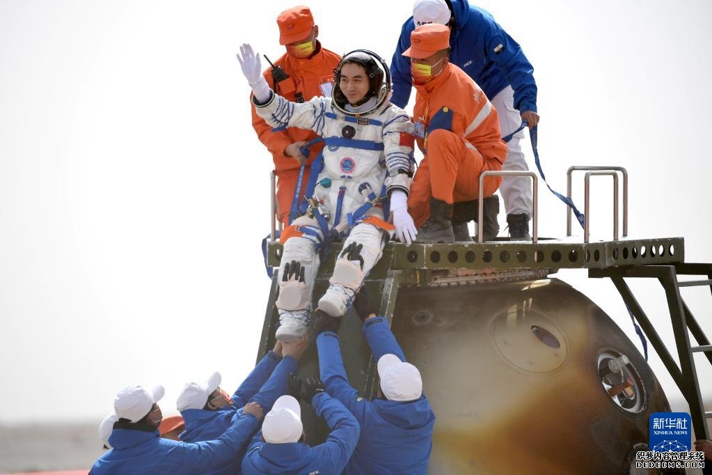 遨游九天今凯旋——写在神舟十三号返回地球之日