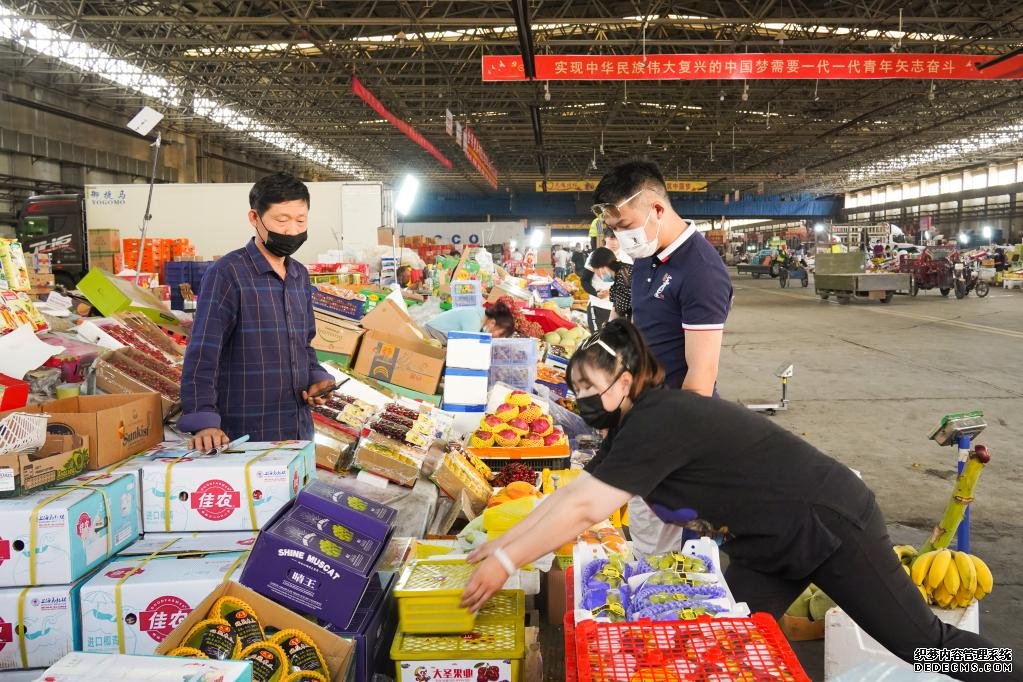 我们新疆好地方丨“离海最远的地方”，有离海最近的美食——端午佳节乌鲁木齐市场见闻