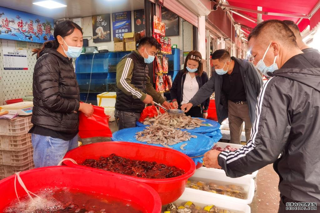 我们新疆好地方丨“离海最远的地方”，有离海最近的美食——端午佳节乌鲁木齐市场见闻