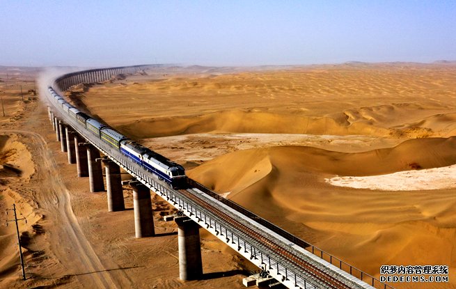 世界首个沙漠铁路环线形成和若铁路明日开通运营