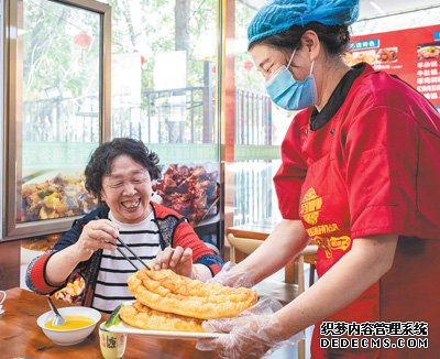 服务“一老一幼”惠及千家万户（新时代画卷·奋进十年）