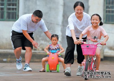 服务“一老一幼”惠及千家万户（新时代画卷·奋进十年）