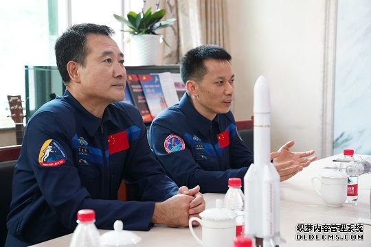 航天员翟志刚、汤洪波走进西昌卫星发射中心