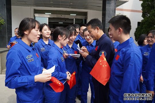 航天员翟志刚、汤洪波走进西昌卫星发射中心