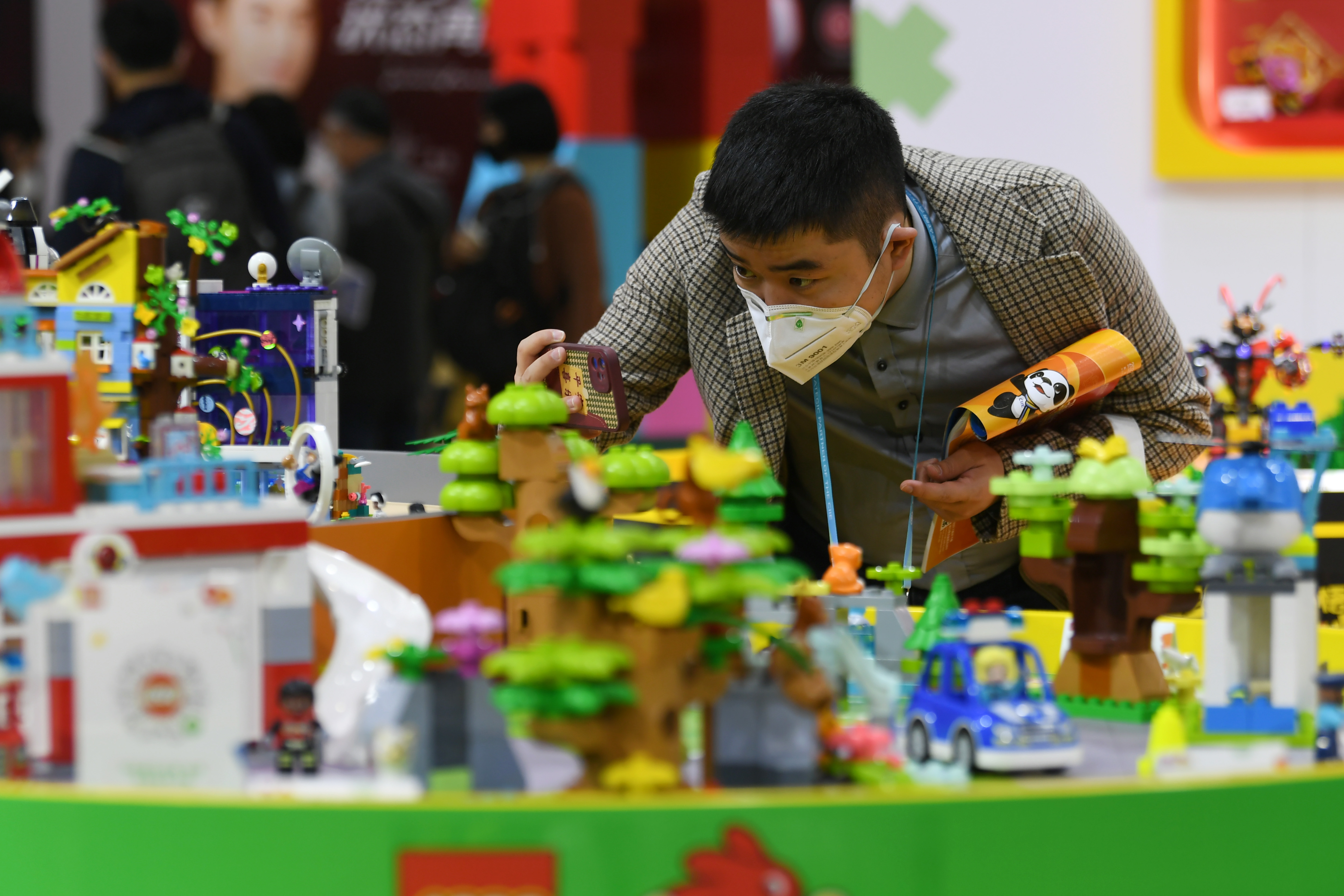在第五届进博会消费品展区，乐高玩具吸引参观者驻足拍照留念。人民网记者 翁奇羽摄