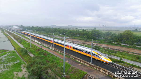 中印尼合作建设的雅万高铁试验运行圆满成功