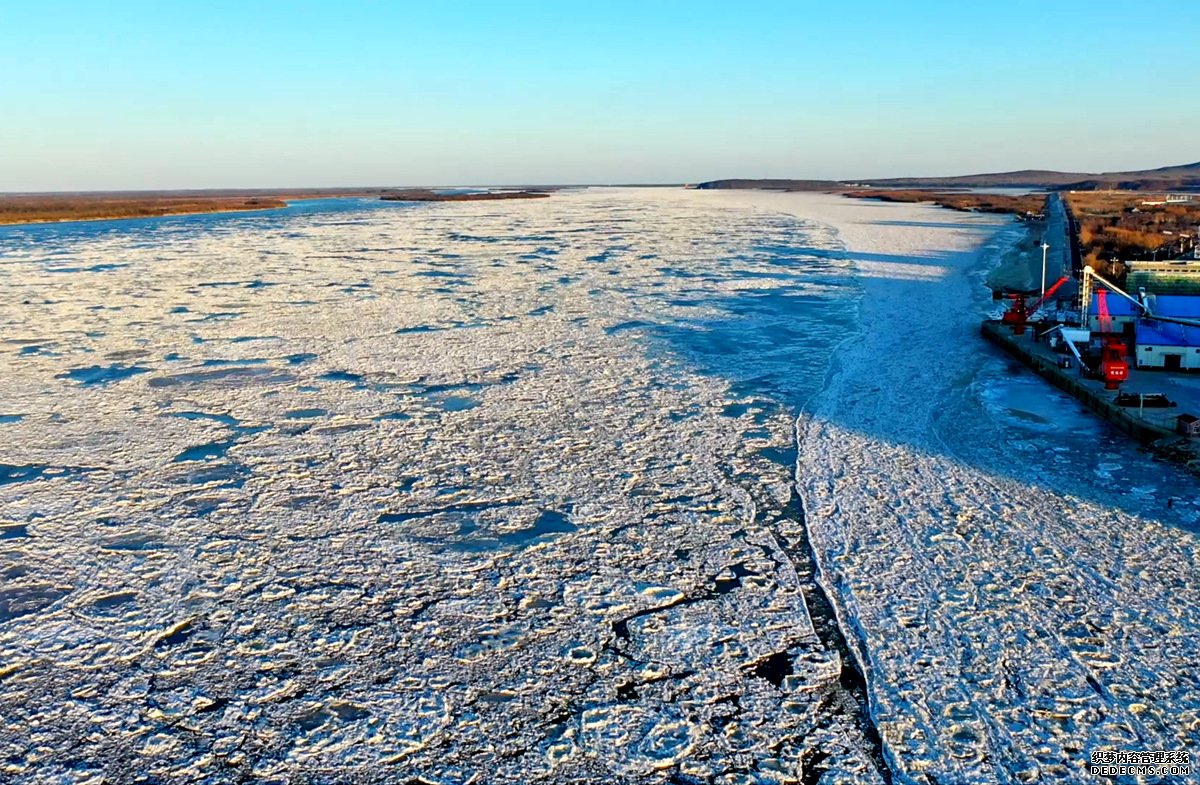 黑龙江抚远段江中已经出现大面积冰排流动。陈雷摄