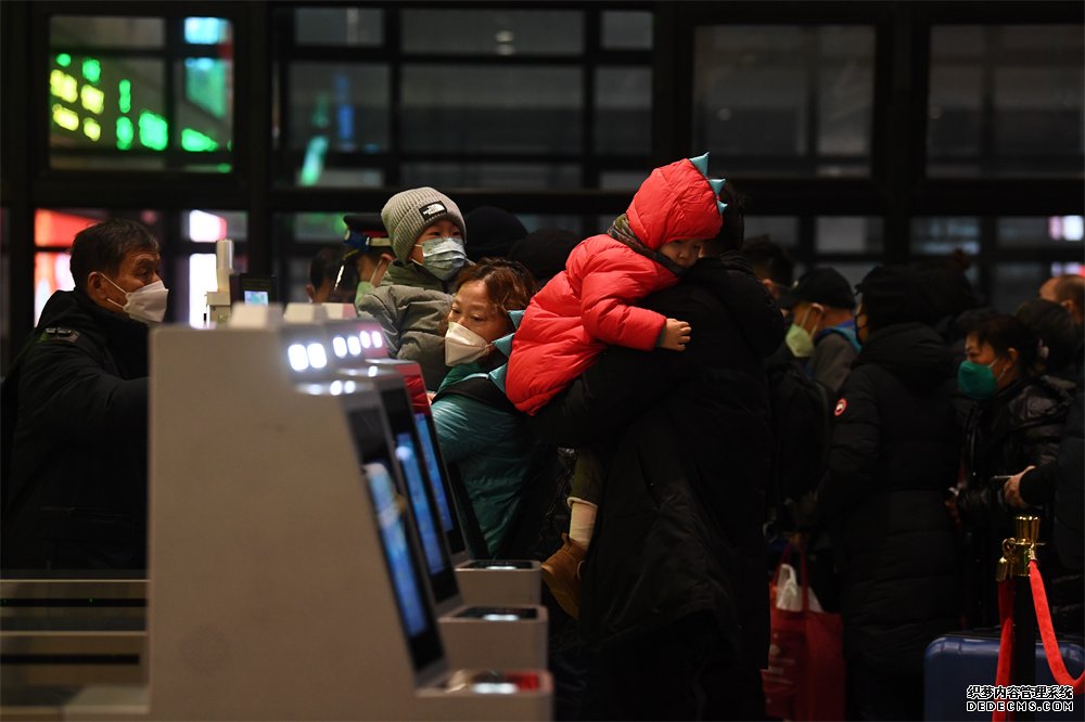 2023年春运大幕正式拉开，凌晨5点的北京西站，旅客有序进站。人民网记者 于凯摄