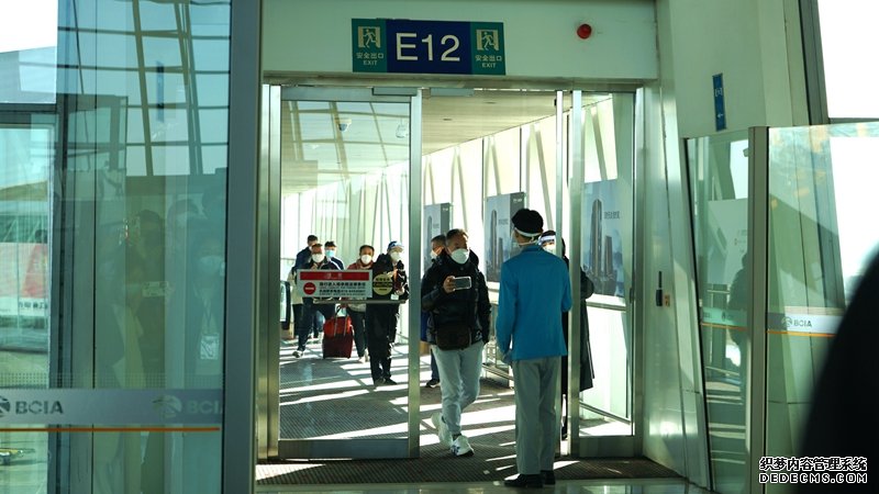 新型冠状病毒感染“乙类乙管”实施首日首都国际机场迎来第一班跨境航班