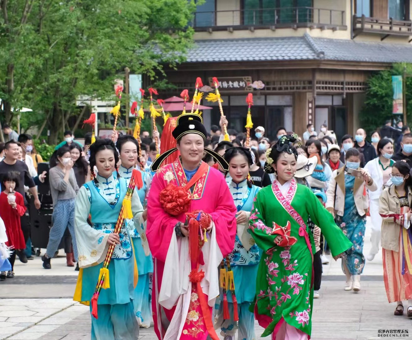 人从众回来了！浓浓年味儿带旺春节“游经济”