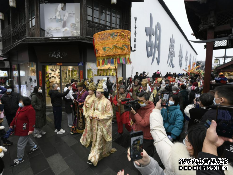 人从众回来了！浓浓年味儿带旺春节“游经济”