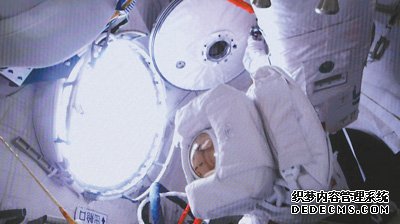 中国空间站全面建成后航天员首次成功出舱（科技自立自强·逐梦深空）