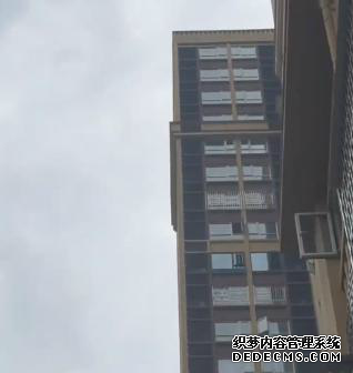 男孩在顶楼玩耍疑踩空从32楼坠亡 物业：警方介入