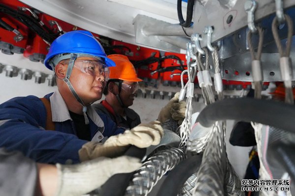 风电走向深远海我国首座深远海浮式风电平台“海油观澜号”启航