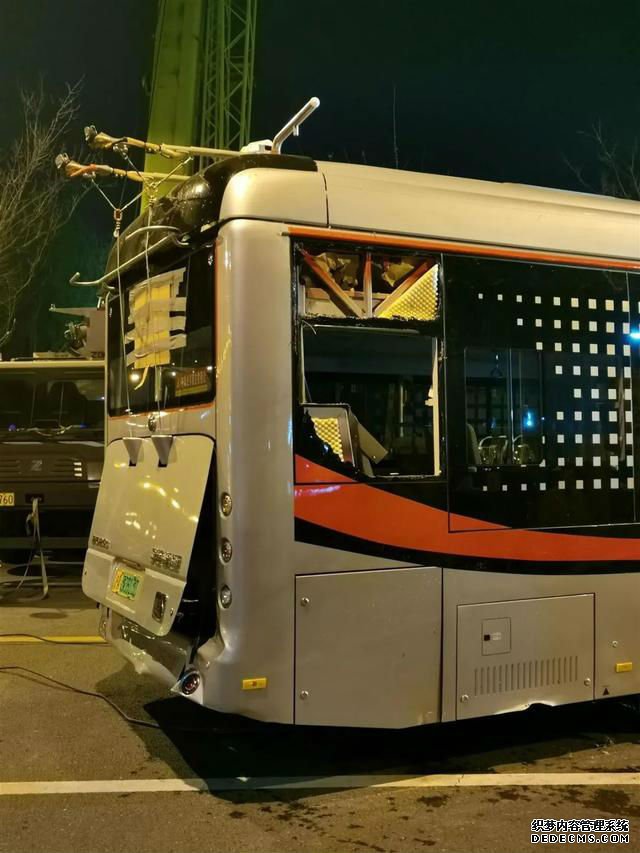 上海坠河公交被打捞上岸 车体变形 警方最新通报(现场图)