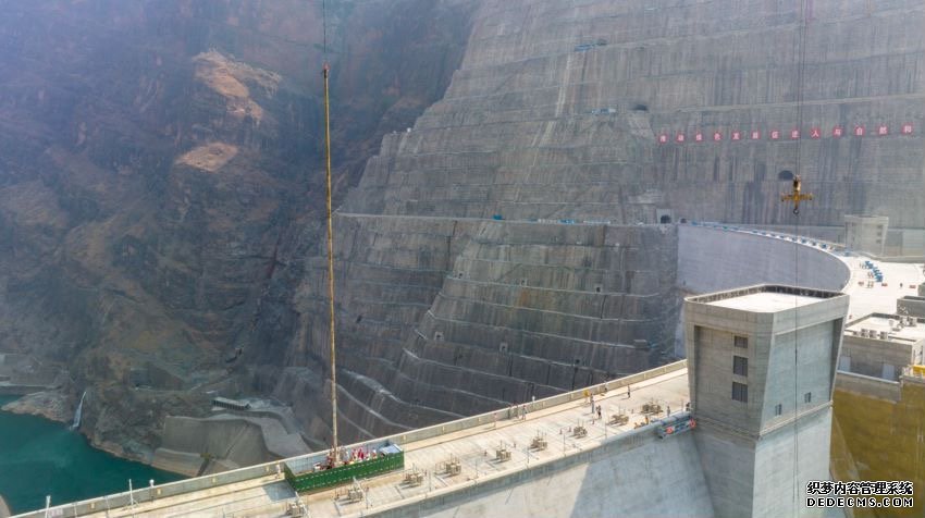 36.74米！白鹤滩水电站大坝取出世界最长常态混凝土芯样
