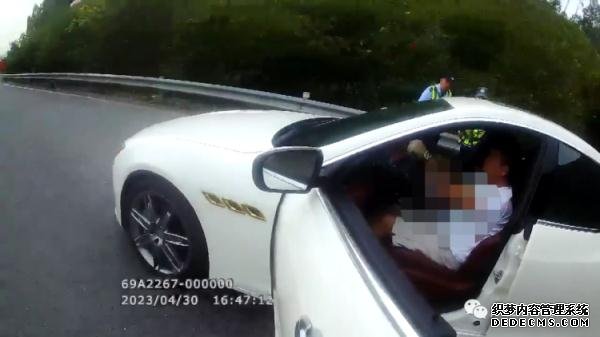 “我马上撞死你！”桂林一男子无证驾驶被查，竟冲卡扬言要“撞死民警”