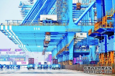 山东港口青岛港：全自动化码头效率高