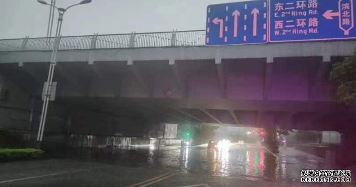 ▲滨北路南洲桥下穿积水，车辆通行缓慢。