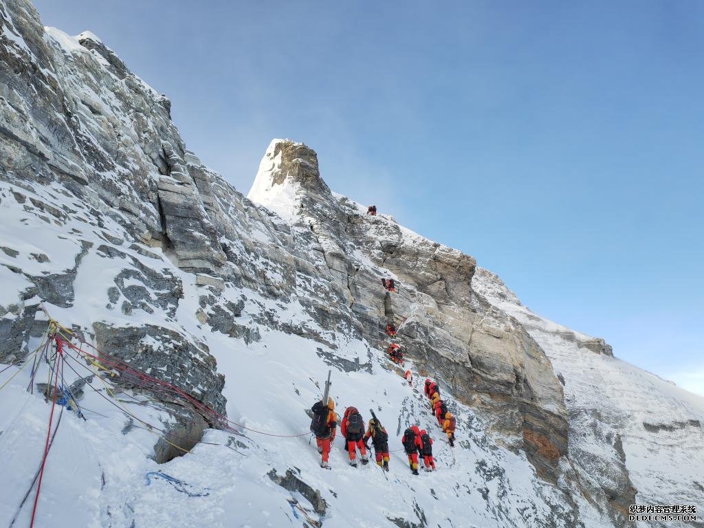 中国科考队再次登顶珠峰开展科学考察