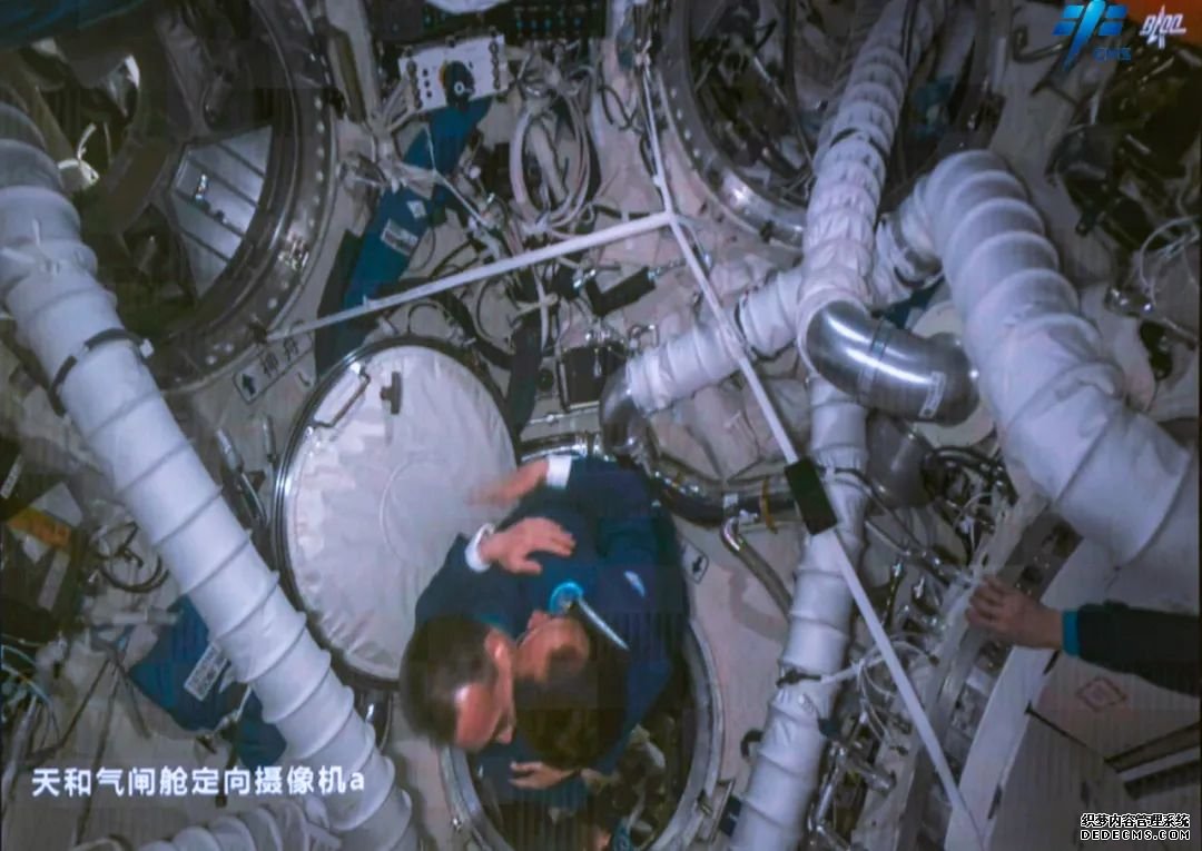 神舟十五号航天员欢迎远道而来的新乘组。中国载人航天工程办公室供图
