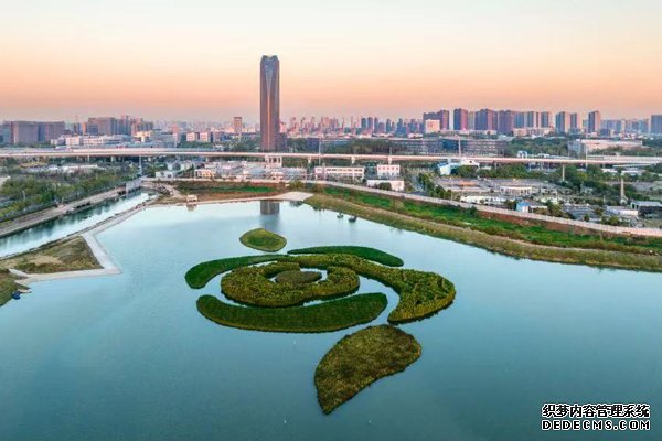 如今位于武汉市东南部的汤逊湖风景如画。受访者供图