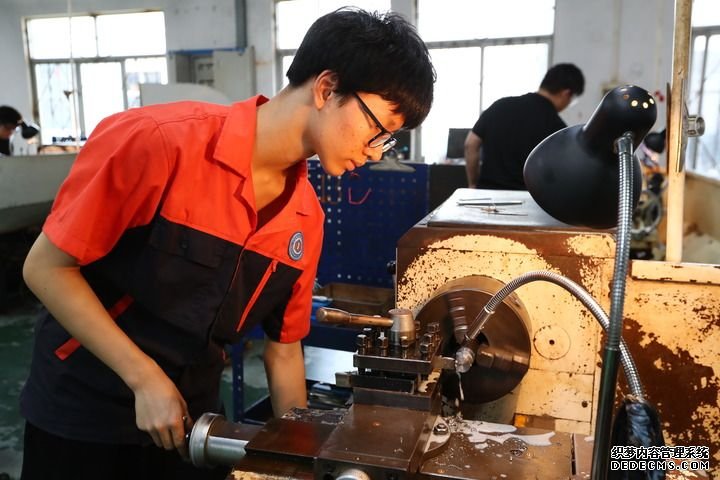 6月9日，学生在位于广州的广东省机械技师学院内上课。新华社记者 龚兵 摄