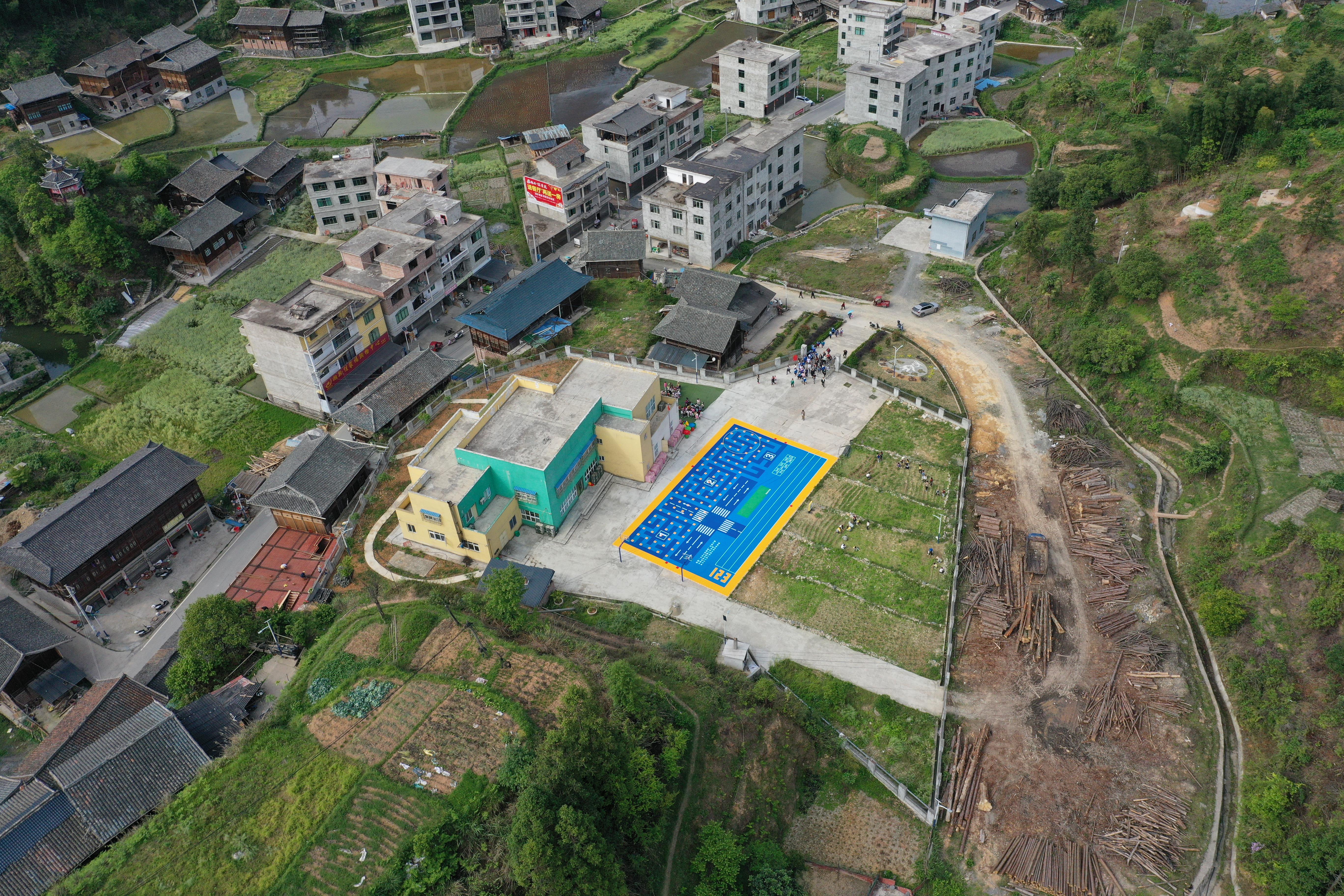 位于榕江县崭新的乡村儿童操场。李熠晨摄