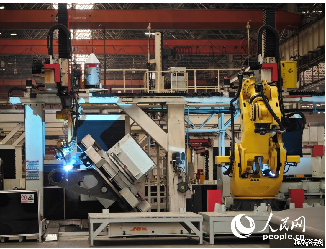 在三一集团数字化“灯塔工厂”里，智能机械正在完成无人电焊工作。人民网 黄 盛摄
