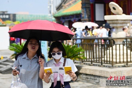 6月22日，端午假期首日，众多游客游览沈阳故宫。<a target='_blank' href='http://finance.people.com.cn/'><p
