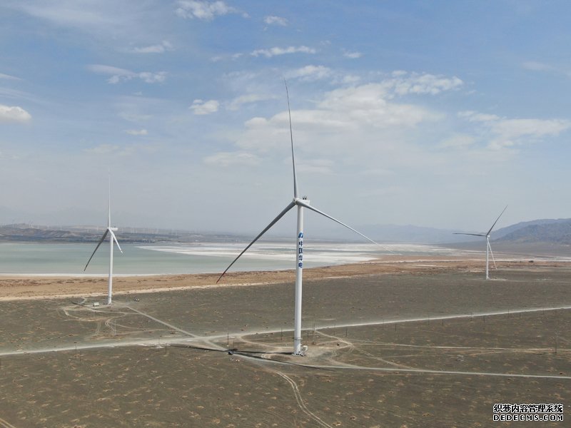 7月8日，新疆乌鲁木齐100万千瓦风光电项目投产发电，该项目是国家第一批大型风电光伏基地项目，每年可新增绿电25亿度，节约标煤83万吨，减少二氧化碳排放量210万吨。受访者供图