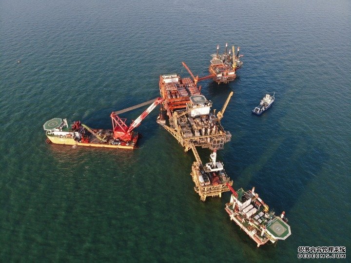 位于渤海的亿吨级油田群垦利6-1的采油平台（资料照片）。新华社发
