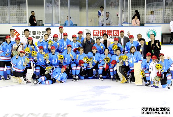 广东队夺得“十四冬”女子冰球公开组比赛冠军。人民网记者 胡雪蓉摄