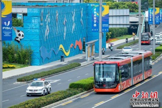 新一代“智轨列车”在成都载客试运行 助力成都大运会